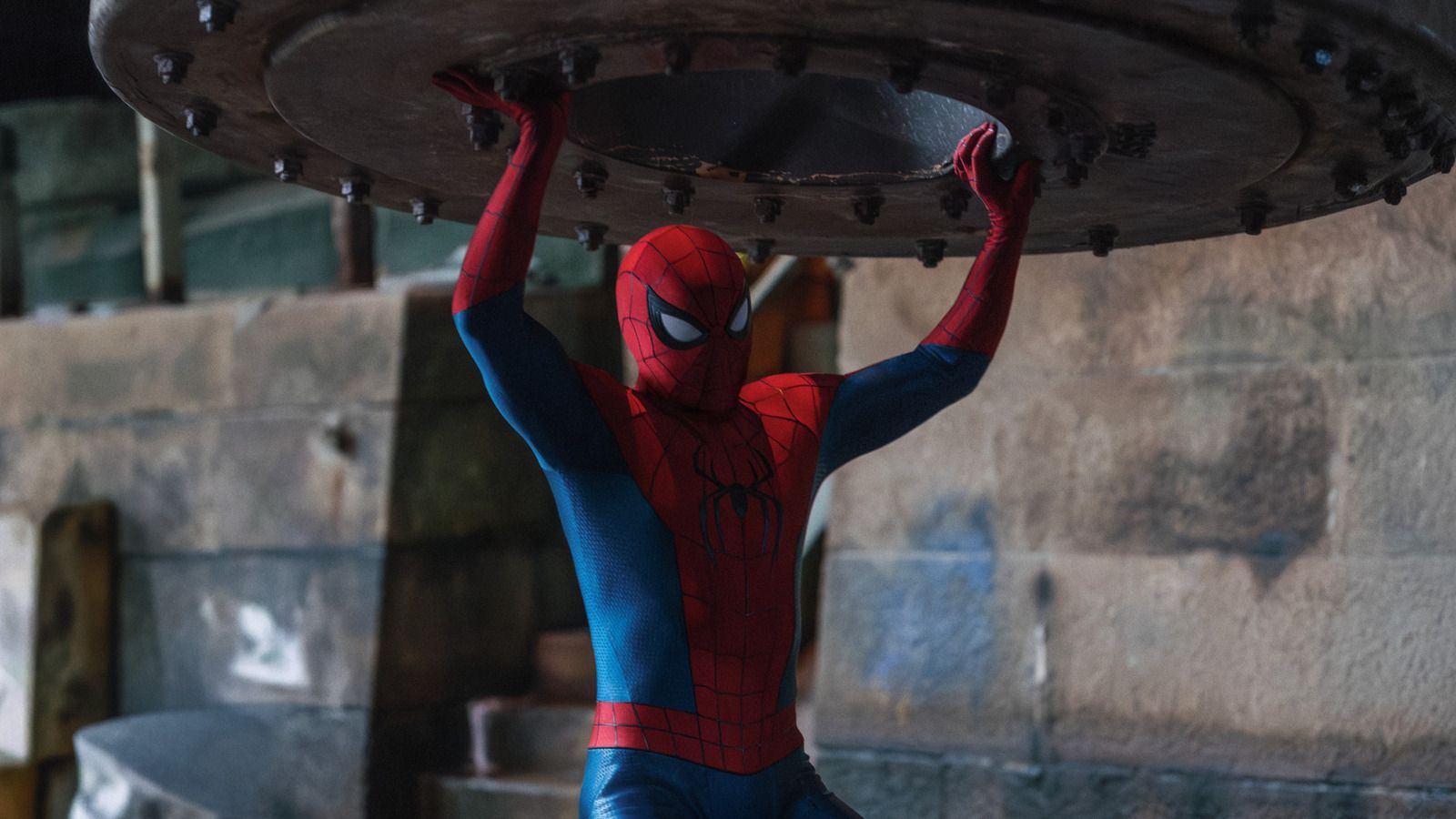 Featured image SpiderMan Trailer Peter Parker senses a mysterious villain
