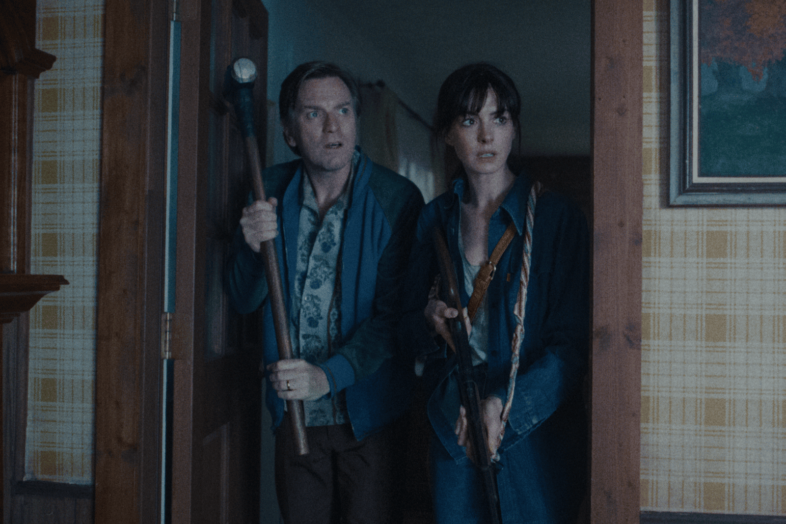 Featured image Anne Hathaway and Ewan McGregor fight dinosaurs in 4DX