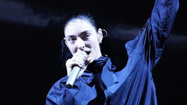 Featured image Lorde pauses show fans pass out at Lollapalooza