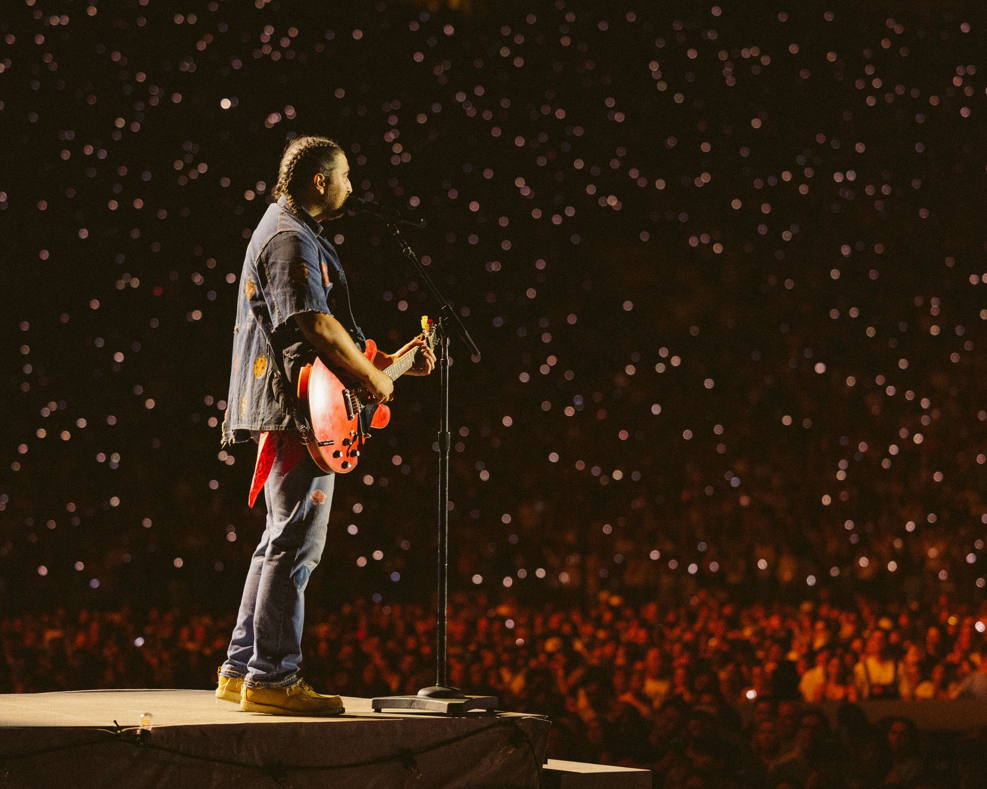 Featured image Noah Kahan turns misery into manic elation at the Rose Bowl show