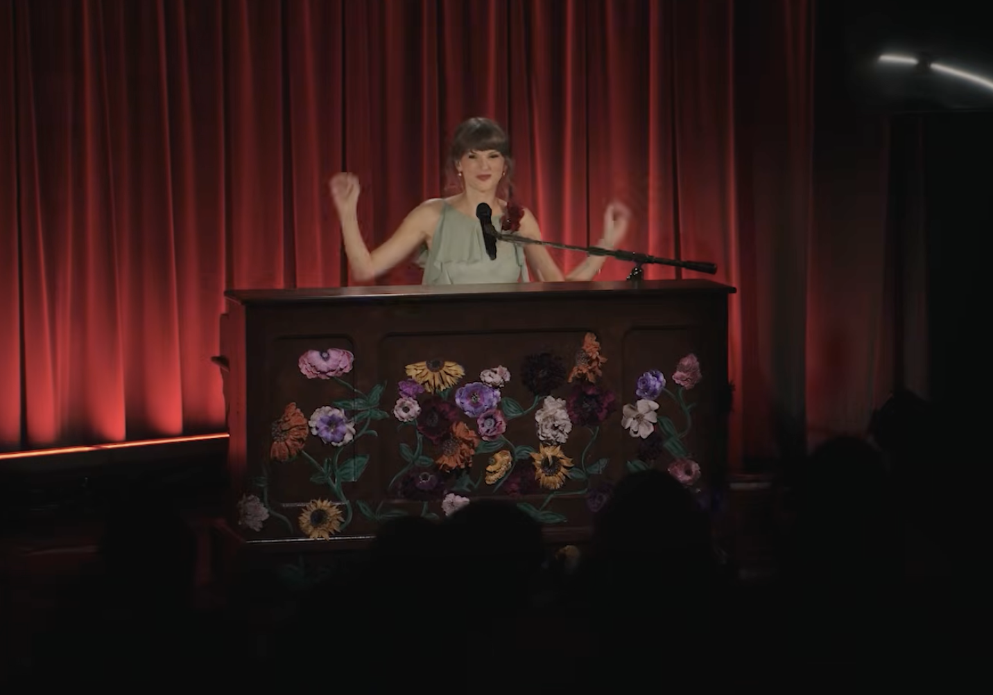 Featured image Taylor Swift Sings Mashup at Grammy Museum