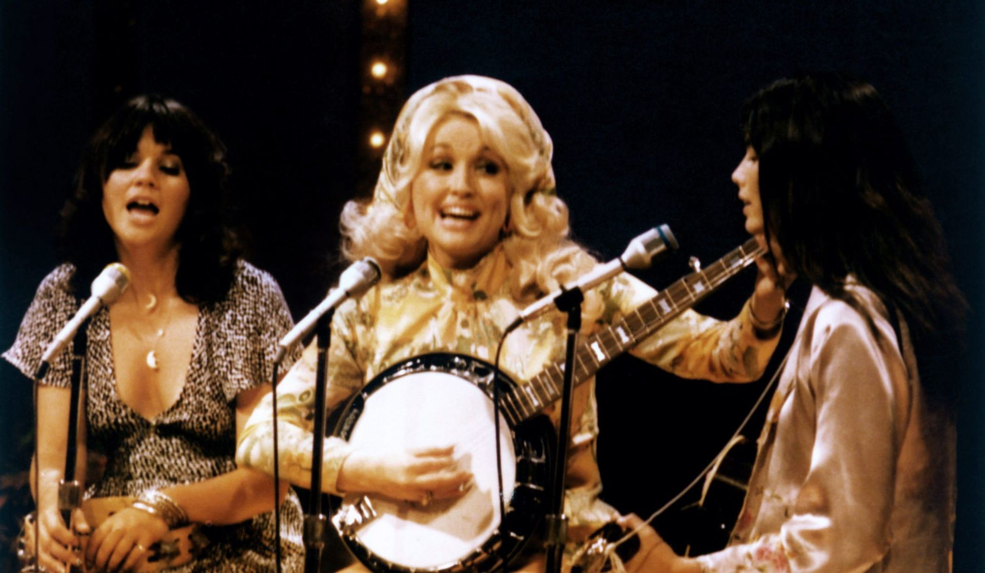 Featured image Linda Ronstadts Rare Statement to Dolly Parton The World Is Poorer Without Her