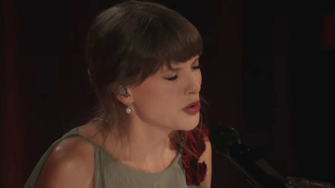 Featured image Taylor Swift on I Knew You Were Trouble and her country roots