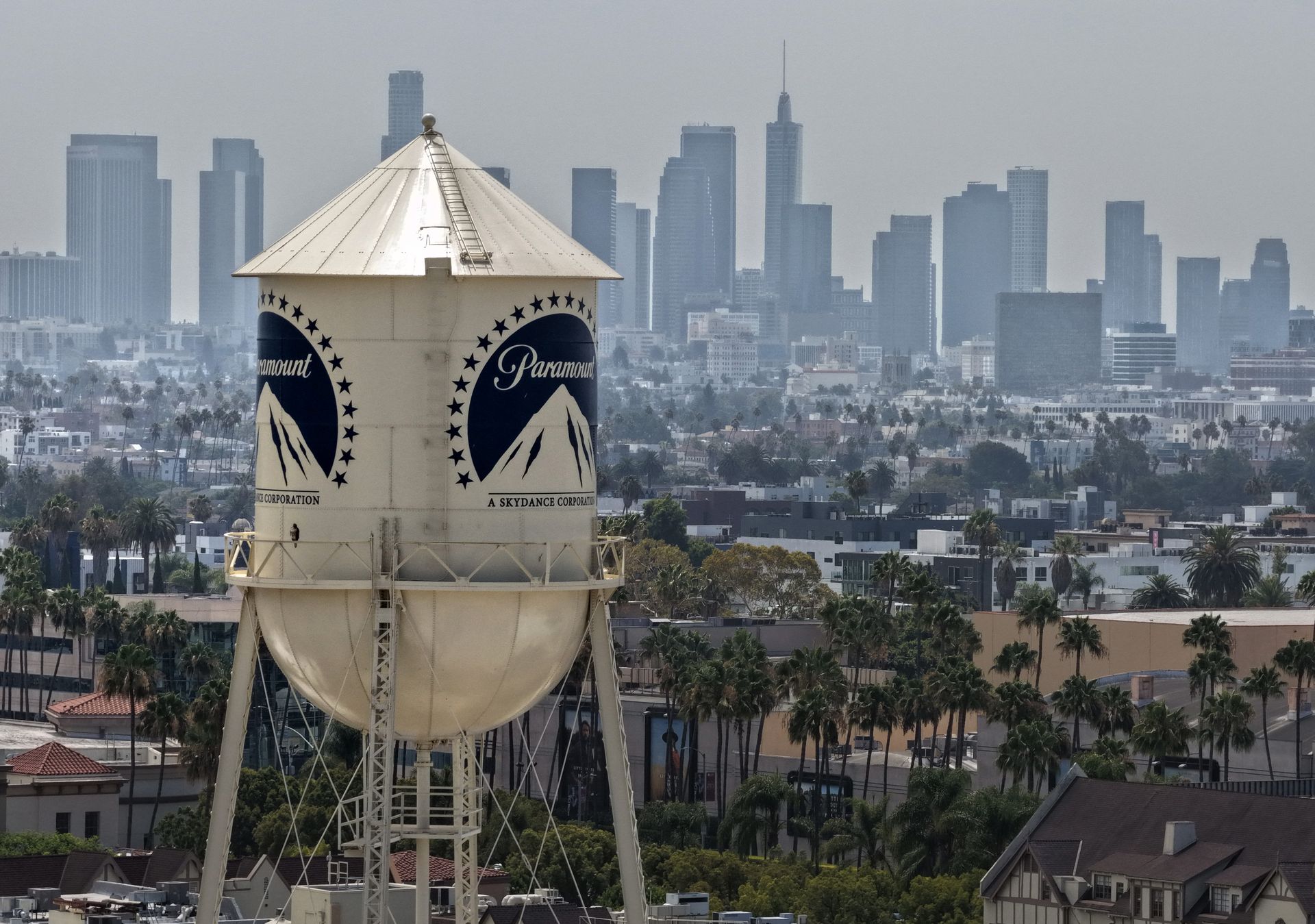 Featured image Paramount Warner Bros Discovery Merger Clears FCC Review