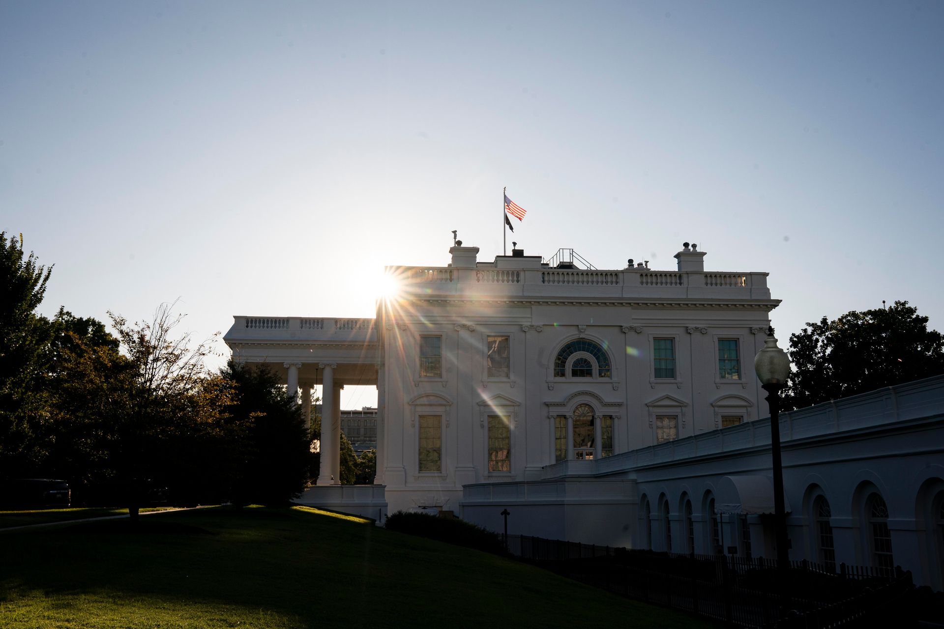 Featured image White House blocks CNN journalists and seizes badges